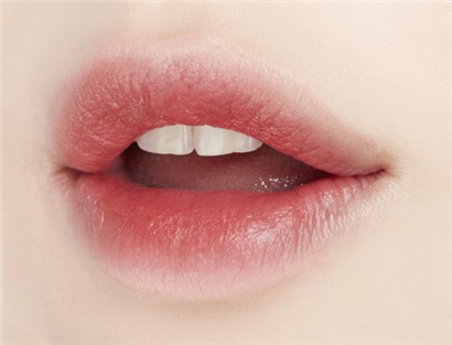 Giải đáp băn khoăn bạn gái: môi thâm nên dùng son màu gì?